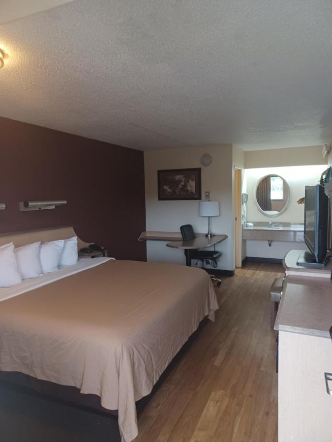 Red Oak Inn Белльвилль Экстерьер фото