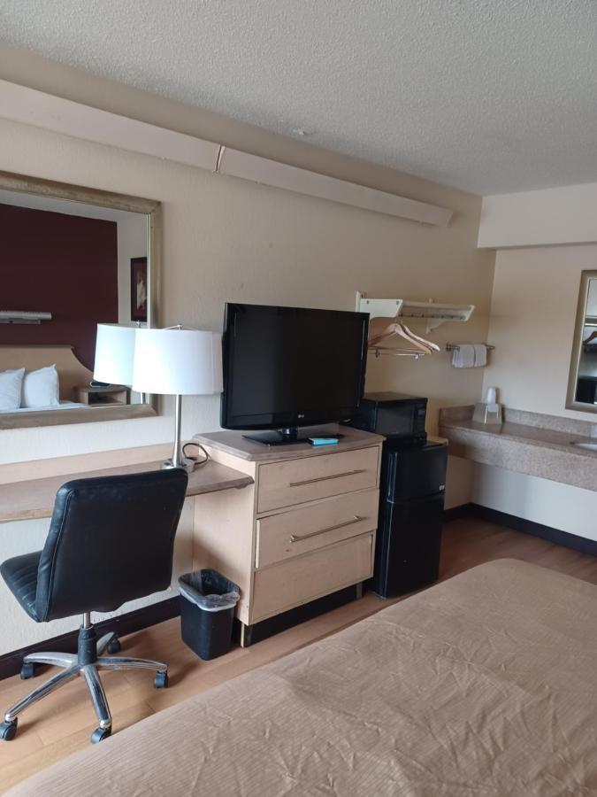 Red Oak Inn Белльвилль Экстерьер фото
